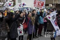 탄핵 반대 외치는 박사모 회원들