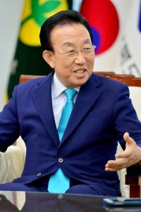 [특별인터뷰] 김관용 경북지사 대권 출사표 “지도자는 만들어지는 것이다”