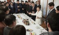 ‘탄핵 가결 한 달’ 박근혜 대통령, 12년 전과 같은 듯 다른 ‘직무정지’ 행보 