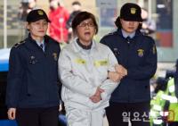 최순실 "억울하다" 소리치자 곁에 있던 청소 노동자 "염병하네" 분노