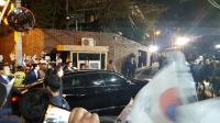 [포토] 지지자를 향해 손 흔드는 박근혜 전 대통령