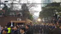 [포토] 박근혜 전 대통령 기다리는 국회의원·비서진