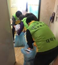 쓰레기 속에 사는 위기세대 구출