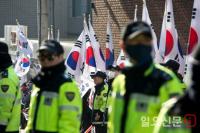 박 전 대통령 사저 앞, 태극기와 경찰 대치
