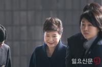 박근혜 전 대통령의 검찰소환 .................   첫걸음 (웃음)