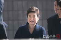 박근혜 전 대통령의 검찰소환 .................   두번째 걸음(미소)
