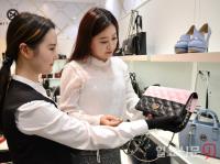 롯데백화점 부산본점, 24일 지하 1층에 핸드백 전문관 새롭게 선봬