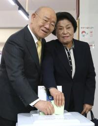 “우리도 억울한 희생자” 전두환 부부 회고록 출간 논란…5월 단체 반발