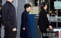 검문대 통과하는 박 전 대통령