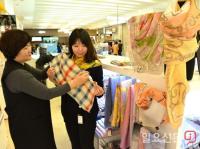 [포토] 롯데백화점 부산본점 “스카프 하나면 봄 패션 연출 끝”