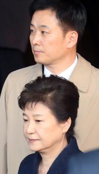 [박근혜 구속] 실패한 ‘정치적 변호인’ 카드, 고위 법관 출신 물색