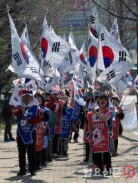 서울구치소 앞, 구호외치는 박근혜 지지자들