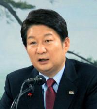 권영진 대구시장, 시도지사 지지율 12위…하위권 지속 "반등 쉽지 않네"
