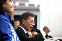 주먹 불끈 쥔 문재인, "내가 안보 대통령"