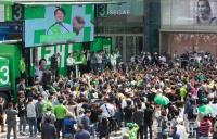 인천 유권자들의 환호 속 안철수