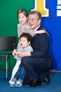 ‘프리허그’ 문재인 암살 예고 글 올린 20대 자수…“장난삼아 올렸다가 겁 나서”