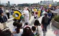 인형 퍼레이드 펼쳐진 서울 고가도로