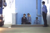 첫 재판 마친 박근혜 전 대통령이 호송차를 보고 있다.