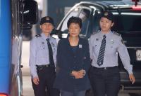 첫 재판 출석한 박근혜 전 대통령 배지 ‘나대블츠’ 무슨 뜻?