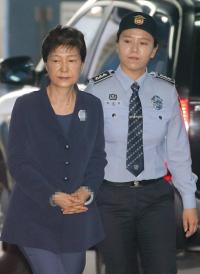 박근혜 재판서 “대통령님께 경례” 외친 방청객, 소란 행위로 퇴정 조치
