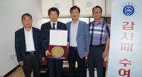 경상대 도서관, 허권수 명예교수에게 도서관 발전에 기여한 공로로 감사패 수여