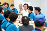 김관용 경북지사, 초복 맞아 환경미화원과 삼계탕 같이해