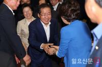 한국당, 외유성 연수 떠난 도의원 ‘제명’ 결의
