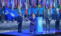 2019 광주세계수영대회 닻 올랐다…윤장현 시장, 대회기 인수