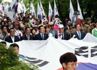 김석준 교육감, 8.15 광복절 경축행사 후 태극기 들고 거리행진 