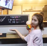 '하백의 신부' 신세경, 팬들이 보낸 커피차 앞에서 우아한 자태 "인사가 많이 늦었어요"