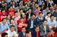 구호 외치는 자유한국당 의원들