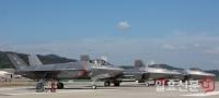 활주로에 전시된 F-22랩터 와 F-35A