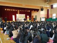 "웃기는 금연예방" 충남 천안오성고, 개그쇼 '니코틴 나와' 공연