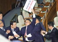 조원진 의원, 트럼프 대통령 연설 직전 ‘박근혜 석방’ 피켓 들다 강제 퇴장