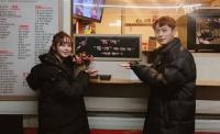 김소현, 윤두준과 함께 ‘라디오 로맨스’ 커피차 인증샷 “뭘 입어도 잘 어울리는 커플” 