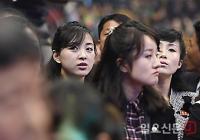 공연관람하는 북한 관객