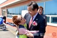 [포토] 유정복 인천시장, 전국 론볼 대회서 한 시민과 '깜짝 포옹'