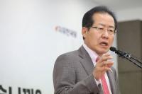 홍준표 대표 "북핵 문제가 한바탕 쇼로 풀어지지 않는다"