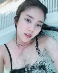 손담비, ‘섹시퀸’의 수영복 인증샷…쉴 때도 ‘시크+매혹’ 