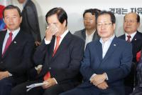 출구조사 결과 발표 지켜보는 자유한국당 