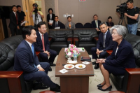 강경화 장관 "제주 예멘 난민, 외교부도 적극 나서겠다"