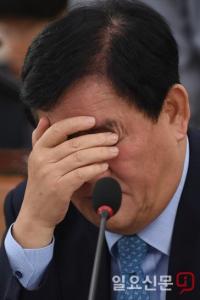 ‘이명박근혜 경제 수장’ 최경환 징역 5년 선고···국정원 1억 뇌물 혐의 