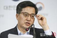 안경을 고쳐쓰는 김동연 경제부총리 겸 기획재정부 장관