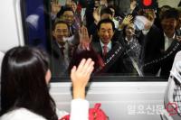 기차탑승객에게 인사하는 자유한국당 지도부
