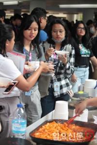 [포토] 인도네시아 우엠엔대학 행사서 한국식품을 맛보는 현지인 대학생들
