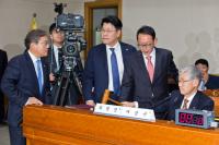 해명촉구 항의하는 자유한국당 의원들