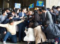 취재진에 둘러싸인 임종헌 전 법원행정처 차장