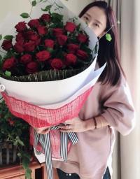 홍수현, 커플 반지+대형 장미 꽃다발 인증샷 눈길…네티즌들 “마이크로닷 선물?”