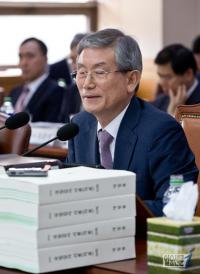 ‘사법 농단 의혹’ 고영한 전 대법관, 검찰 조사 후 ‘귀가’