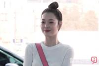 설리 덕에 인천공항은 벌써 '봄'... 흰 니트티와 청바지로 이른 봄 패션 뽐내